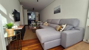a living room with a couch and a table at Urbanizacion los Delfines in Santander
