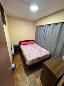 Una cama o camas en una habitación de hostal NAUU