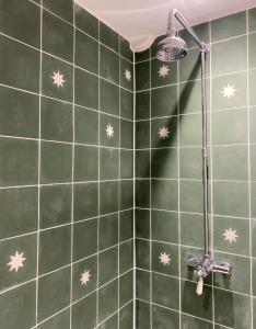 um chuveiro com azulejos verdes com estrelas brancas na parede em Victoria Bar Walls by Chateau Anna, Central York - free parking em York