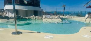 - Piscina con tobogán de agua en un complejo en Luxury Apartment with Swimming pools, Spa and stunning views, en Gibraltar