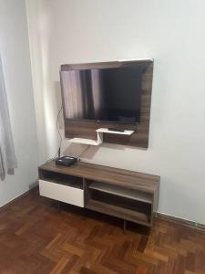Et tv og/eller underholdning på Apart Centro BH Espaçoso com 2 quartos de Casal