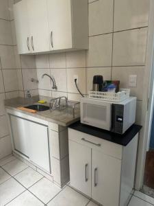 A cozinha ou kitchenette de Apart Centro BH Espaçoso com 2 quartos de Casal
