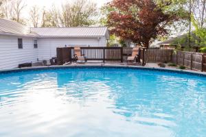 una piscina de agua azul en un patio en Huron Home minutes from Cedar Point Sports Center, and Lake Erie, en Huron
