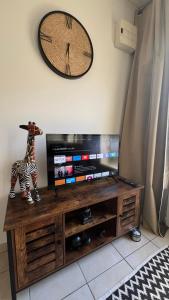 梅里尼亚克La petite Maison Mérignac jardin privé的一个木制娱乐中心，顶部有一个长颈鹿雕像。 更多10张照片