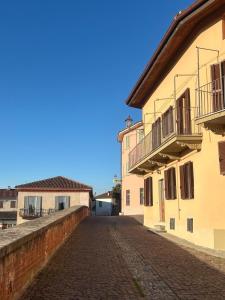 an empty cobblestone street next to a building at Al Vicolo Uno in Montemagno