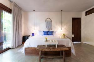 Postel nebo postele na pokoji v ubytování Lula Tulum, a Small Luxury Hotel