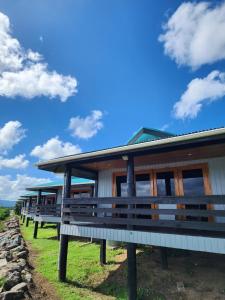 una fila de cabañas al lado de una colina en Sunset View-Villa en Pacific Harbour