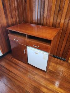 drewniana szafka z 3 szufladami i białą szufladą w obiekcie Sunset View-Villa w mieście Pacific Harbour