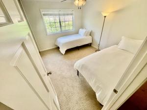 Gallery image of Rose Garden Home, Entire 4bdr 2bth House with Offices, Thousand Oaks in Thousand Oaks