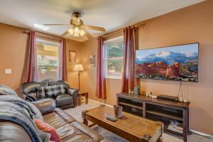ein Wohnzimmer mit einem Sofa und einem TV in der Unterkunft 3BR MTN Views Downtown Next to Lake Parks & More in Colorado Springs