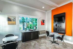 een eetkamer met een tafel en stoelen en een raam bij Motel 6-Anaheim, CA in Anaheim