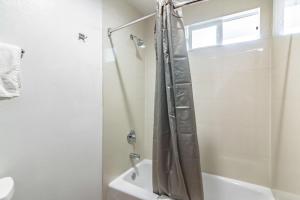 y baño con ducha y lavamanos. en Motel 6-Anaheim, CA, en Anaheim