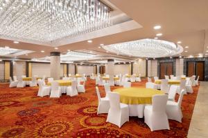 Radisson Blu Kaushambi Delhi NCR餐厅或其他用餐的地方