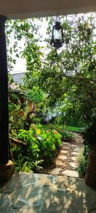 un jardín con una pasarela con flores y plantas en Hotel Anáhuac en Juayúa