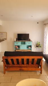 La casita de la 5ta في ميندوزا: غرفة معيشة مع مقعد وتلفزيون