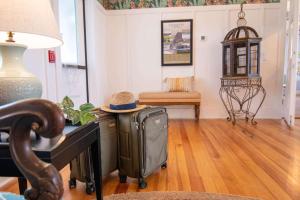 een kamer met een bureau en een koffer op de vloer bij Ocean House Hotel & Motel in Old Orchard Beach
