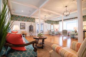 - un salon avec un canapé et une table dans l'établissement Ocean House Hotel & Motel, à Old Orchard Beach