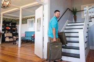 un homme monte les escaliers avec ses bagages dans l'établissement Ocean House Hotel & Motel, à Old Orchard Beach