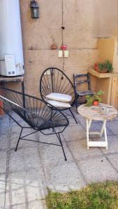 La casita de la 5ta في ميندوزا: كرسي وطاولة على الفناء
