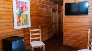 TV a/nebo společenská místnost v ubytování Guacamayos Hotel