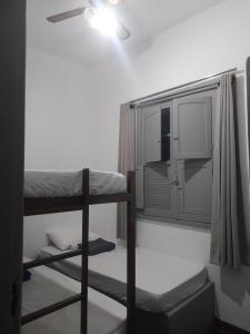 Zimmer mit Etagenbett und Fenster in der Unterkunft Pousada Seu Souza in Belo Horizonte