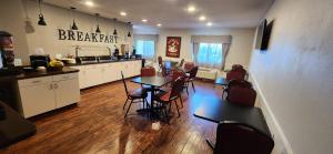 Kuchyň nebo kuchyňský kout v ubytování Ten Pin Inn & Suites
