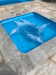 ein Becken mit blauem Wasser auf dem Boden in der Unterkunft Chalé Veredas e Buritis in Pirenópolis