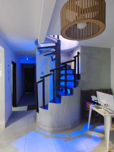 a blue staircase in a room with a table at Pousada Kasarão Praia Grande Ubatuba in Ubatuba