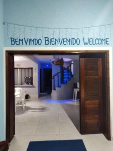 a sign that reads ben vimo benoitoitoit welcome over a door at Pousada Kasarão Praia Grande Ubatuba in Ubatuba