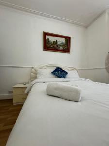 Tempat tidur dalam kamar di COZY Rooms in Enfield