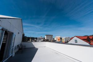 balcón con vistas al perfil urbano en 140 Ghuznee Hostel, en Wellington