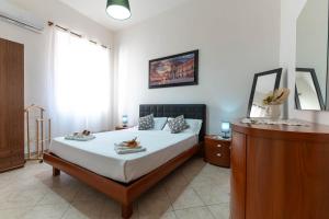A bed or beds in a room at Appartamento Al Posto Giusto