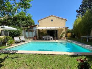 a house with a swimming pool in the yard at Le Cezanne in Aix-en-Provence