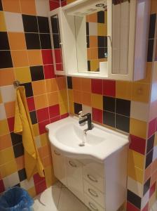 オストラヴァにあるMAT ubytováníのバスルーム(洗面台、鏡付)