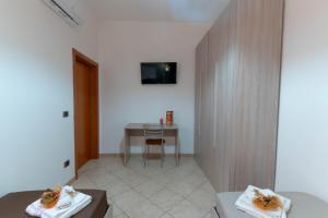 A television and/or entertainment centre at Appartamento Al Posto Giusto