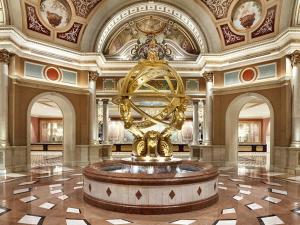 eine große Lobby mit einem Brunnen in der Mitte eines Gebäudes in der Unterkunft The Venetian Resort Las Vegas By Suiteness in Las Vegas