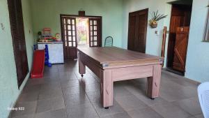 a wooden table in the middle of a kitchen at Área de Lazer com quartos e cozinha aberta na Chácara Refrigerio in Salto