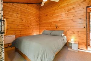 Krevet ili kreveti u jedinici u okviru objekta Cooper's Lakeside Cabin