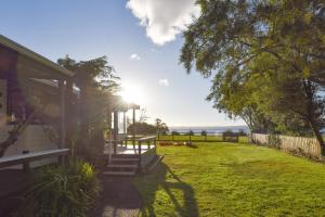 una veranda con vista sull'oceano di Cooper's Lakeside Cabin a Rotorua