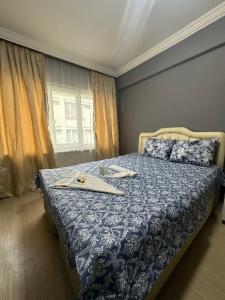 Un dormitorio con una cama con una bandeja de comida. en URAZ SuiT, en Bursa