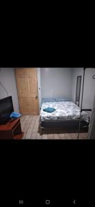 1 dormitorio con 1 cama y puerta de madera en S&M Apartments and rooms, en San José