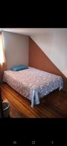 1 cama en la esquina de un dormitorio en S&M Apartments and rooms, en San José