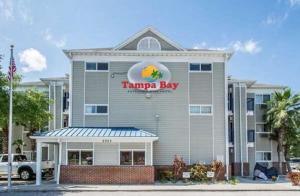 タンパにあるTampa Bay Extended Stay - Airportの看板のあるタンパベイのホテル