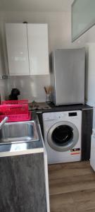 cocina con lavadora y fregadero en MONTESCLAROS Apartamento de 2 dormitorios, en Cerceda