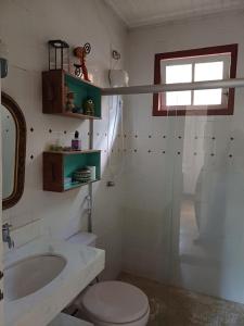 y baño con aseo y lavamanos. en Pousada Casa das Fontes, en Tiradentes