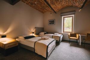 a bedroom with two beds and a window at Dwór Kolesin in Nowe Kramsko