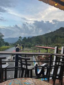 Blick auf eine Straße mit Stühlen und einem Tisch in der Unterkunft Club Glamping Villa Luz in Chinácota