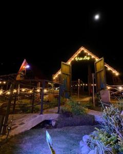 ein Haus mit Lichtern in der Nacht in der Unterkunft Club Glamping Villa Luz in Chinácota
