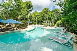 アクマルにあるLUXE 1-BR Condo in Bahia Principe - Multiple Poolsのギャラリーの写真