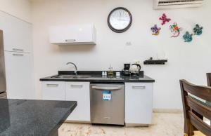 アクマルにあるLUXE 1-BR Condo in Bahia Principe - Multiple Poolsのギャラリーの写真